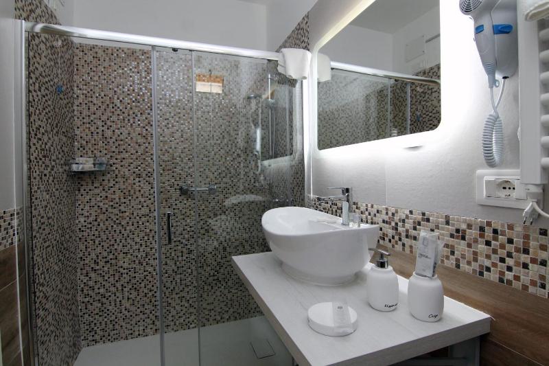 Double Room with Balcony image 3