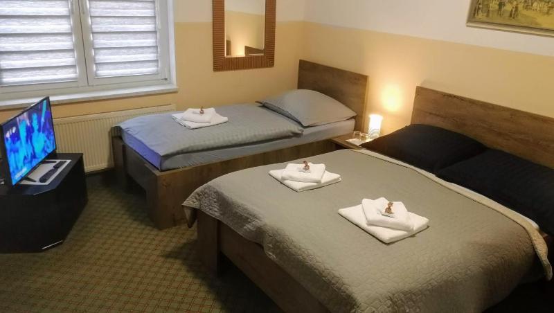 Economy Triple Room image 3