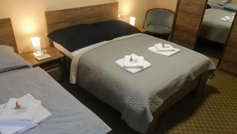 Economy Triple Room image 2