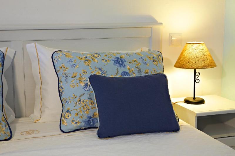 Basic Double Room image 3