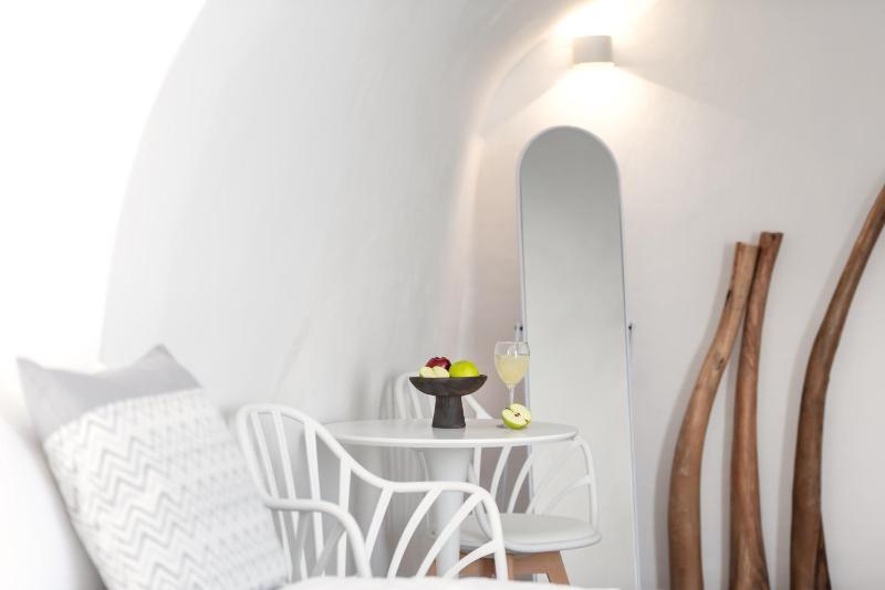Two Bedroom Cave Suite with Caldera & Sea View image 2