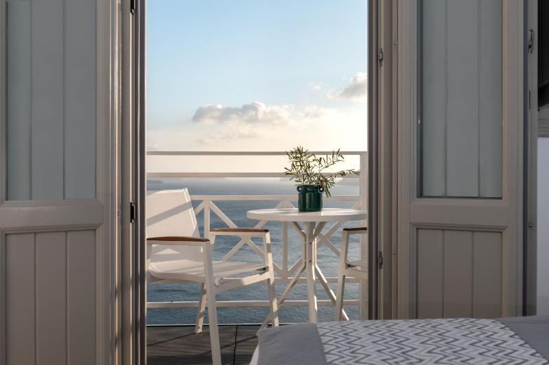 Premium Cave Suite with Caldera & Sea View image 4