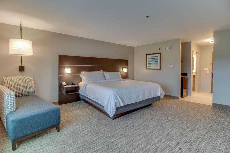 Standard King Room image 2