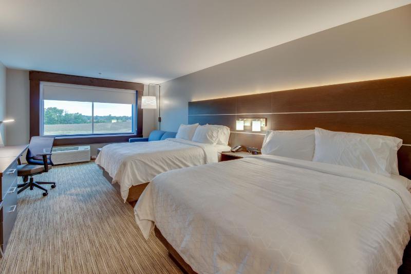 Suite with Two Queen Beds image 3