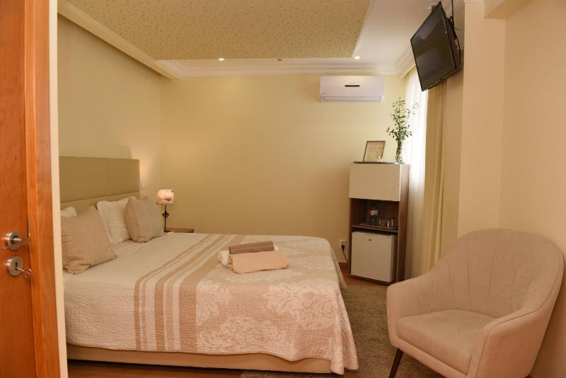 Family Room image 3