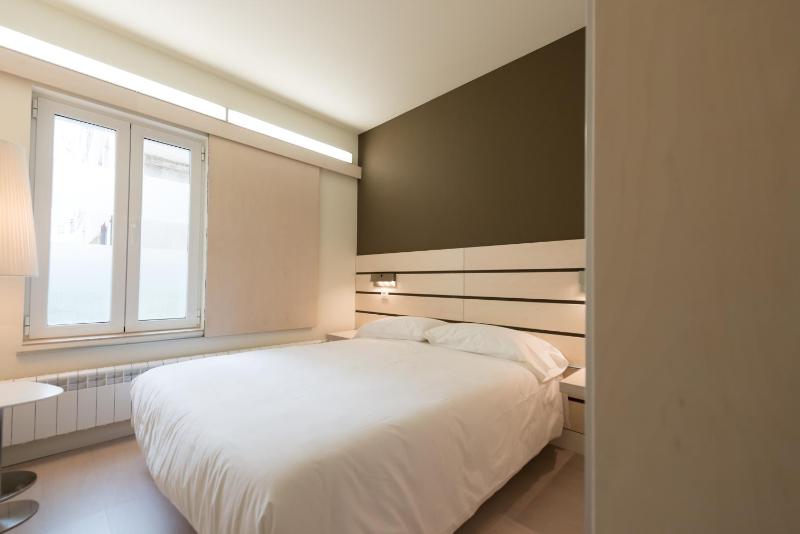 Single Room with Private Bathroom image 2