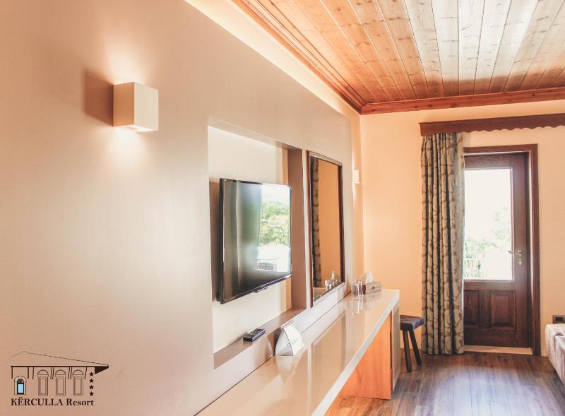 Family Suite with Balcony image 4