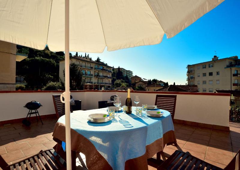 Casa con grande terrazza, AC, wifi, posto auto e vicino al mare Images