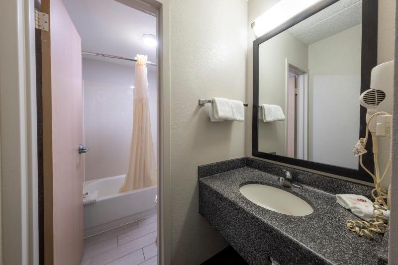 Standard Room with Two Double Beds with Microwave & Refrigerator Non-Smoking image 2