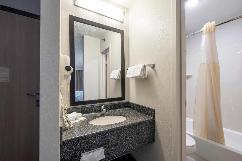 Standard King Room with Microwave & Refrigerator Non-Smoking image 2