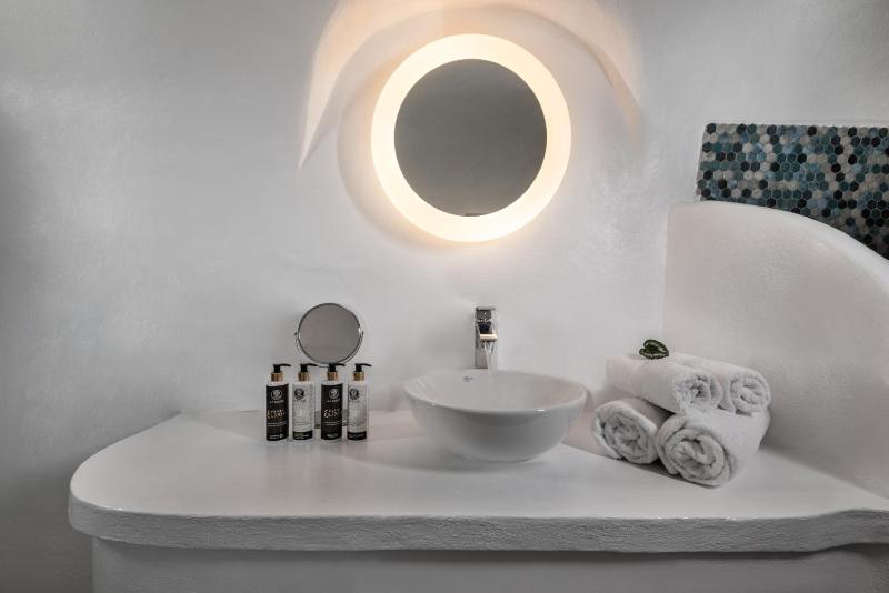 Cave Suite with Hot Tub with Caldera & Sea View image 2
