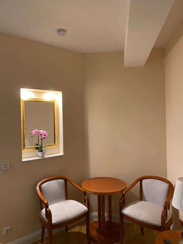One-Bedroom Apartment image 4