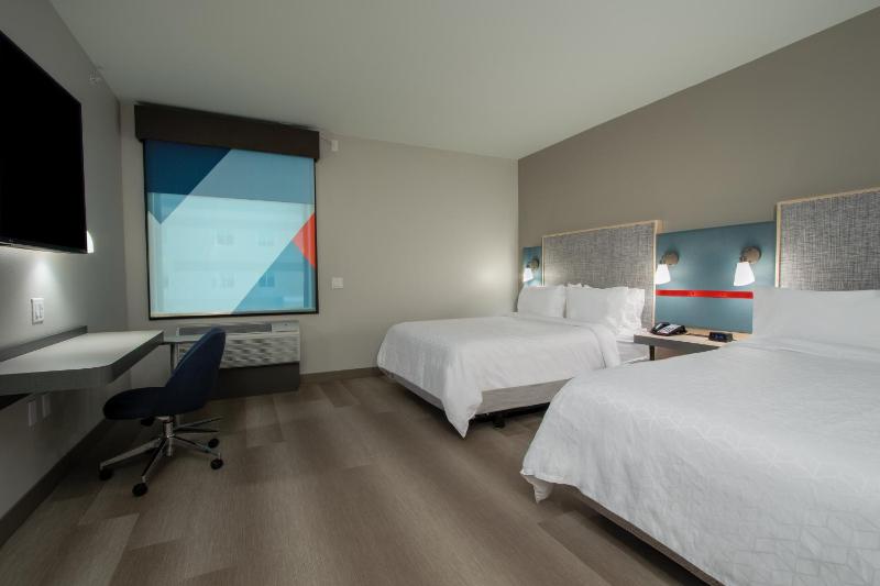 Standard Queen Room with Two Queen Beds image 1