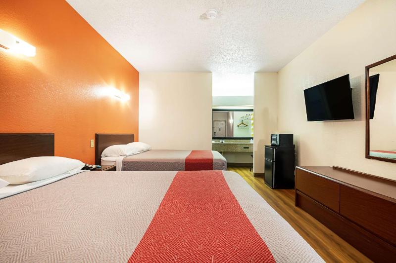 Deluxe Queen Room with Two Queen Beds - Smoking image 4