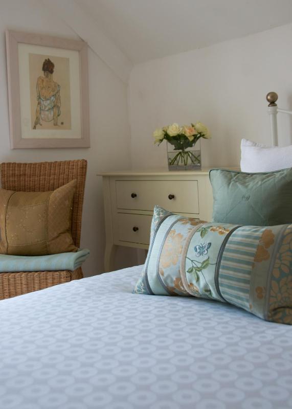 Twin Room image 3