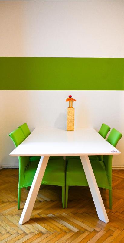 Spacious Apartment for 4 near Ringstrasse & Metro U2 - image 3