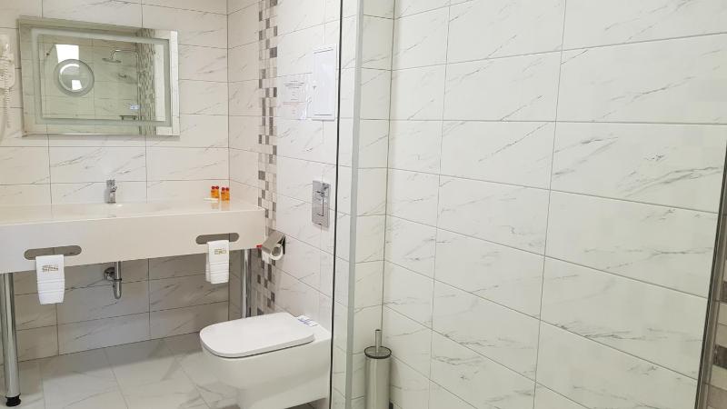 Superior Twin Room image 3