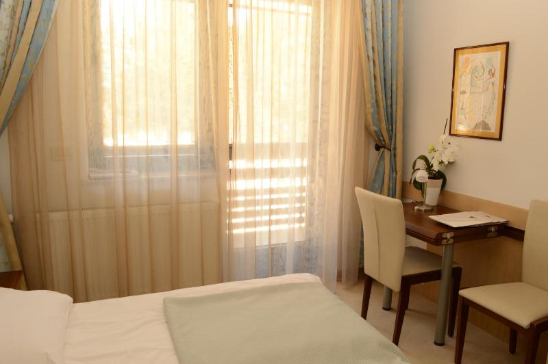 Double Room with Balcony image 4