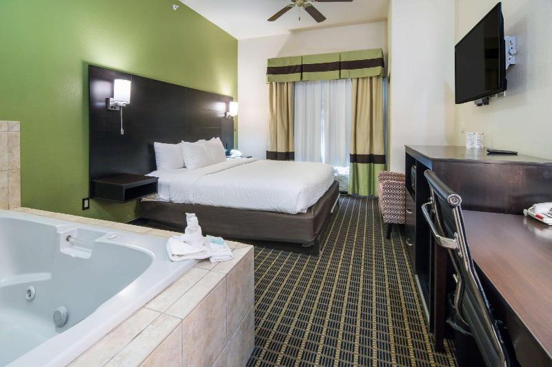 King Suite with Whirlpool - Non-Smoking image 3
