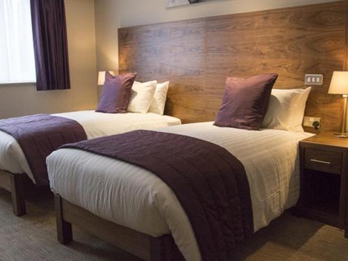 Twin Room with Private Bathroom image 1