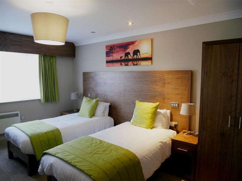 Twin Room with Private Bathroom image 4