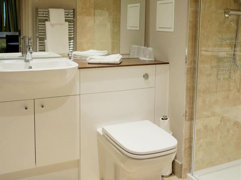 Twin Room with Private Bathroom image 2