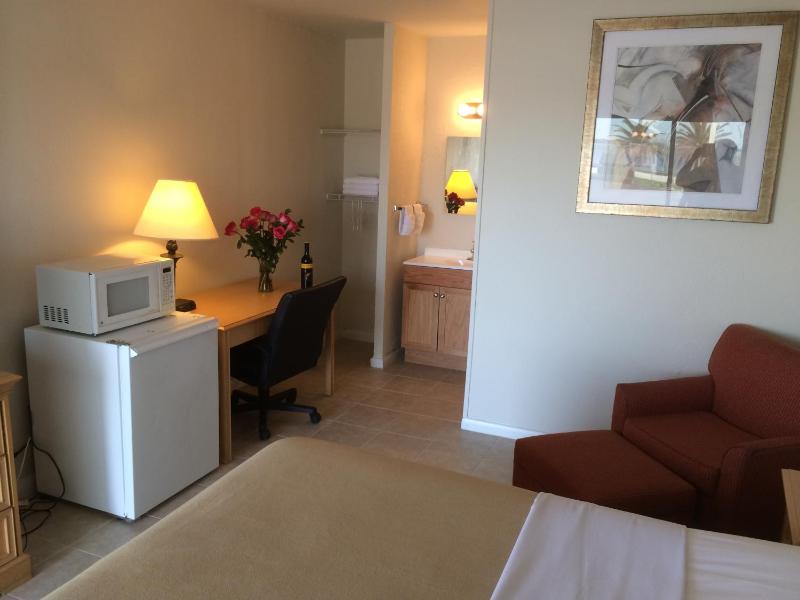 Standard King Room image 3