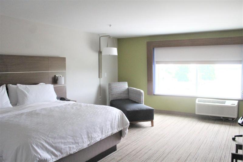 Standard King Room image 4
