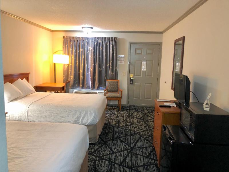 Deluxe Double Room with Two Double Beds - Disability Access - Non-Smoking image 3