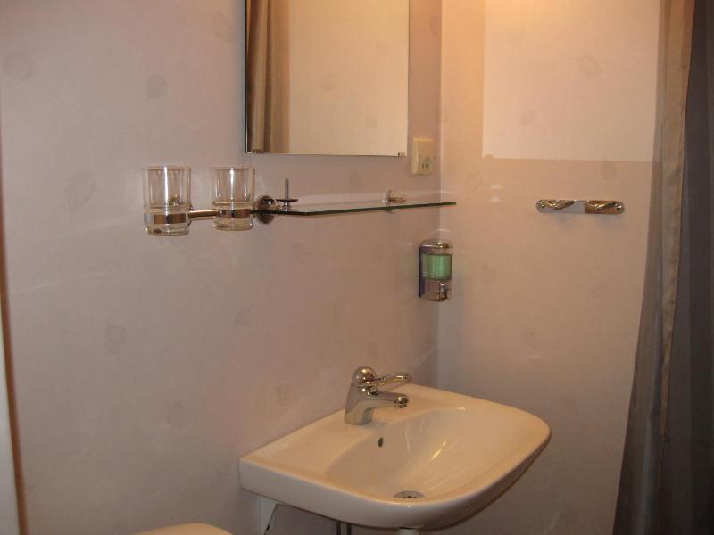 Twin Room image 3