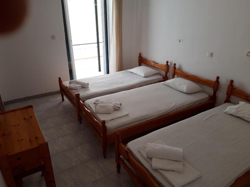 Economy Quadruple Room image 1