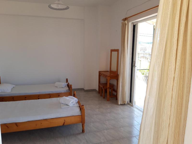 Economy Twin Room image 1