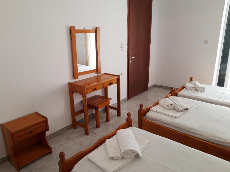 Economy Twin Room image 3