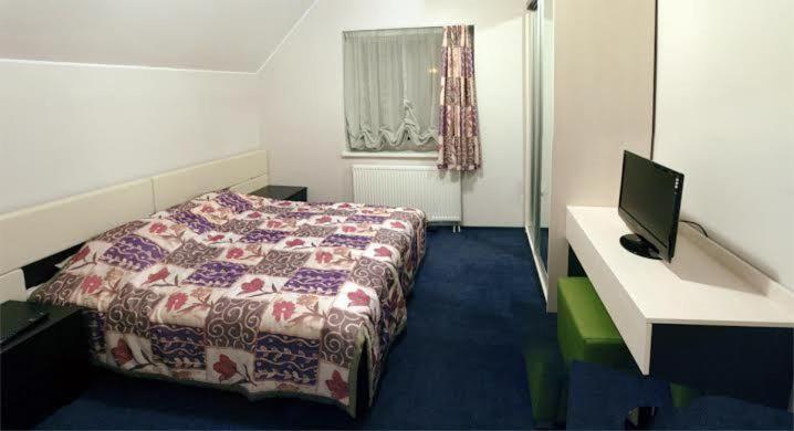Family Room image 3
