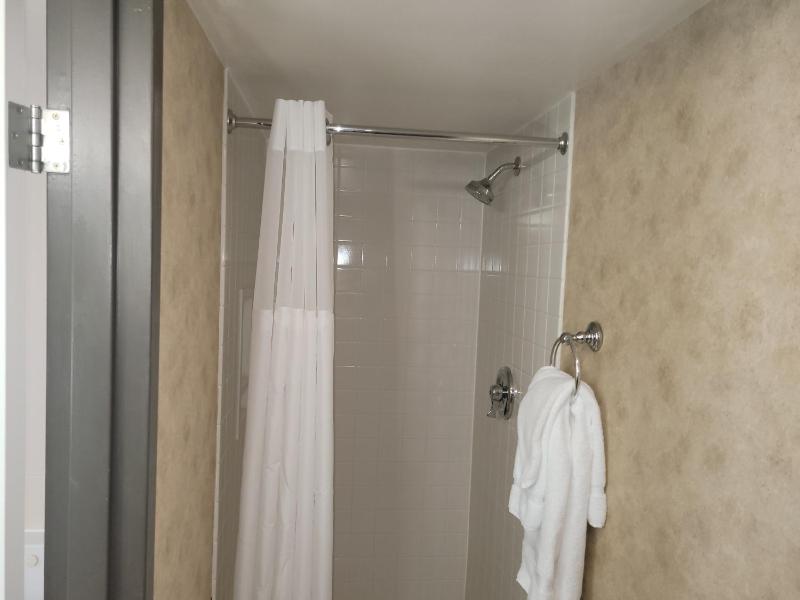 King Suite with Hot Tub - Non-Smoking image 2