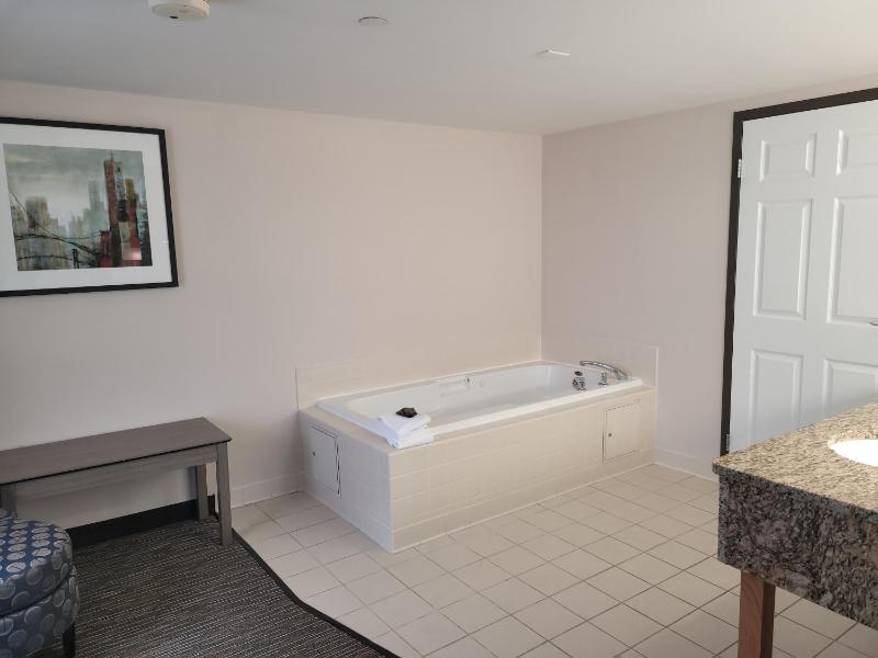 King Suite with Hot Tub - Non-Smoking image 4