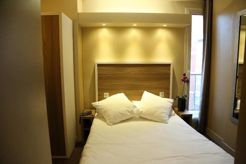Basic Double Room with Shower image 2