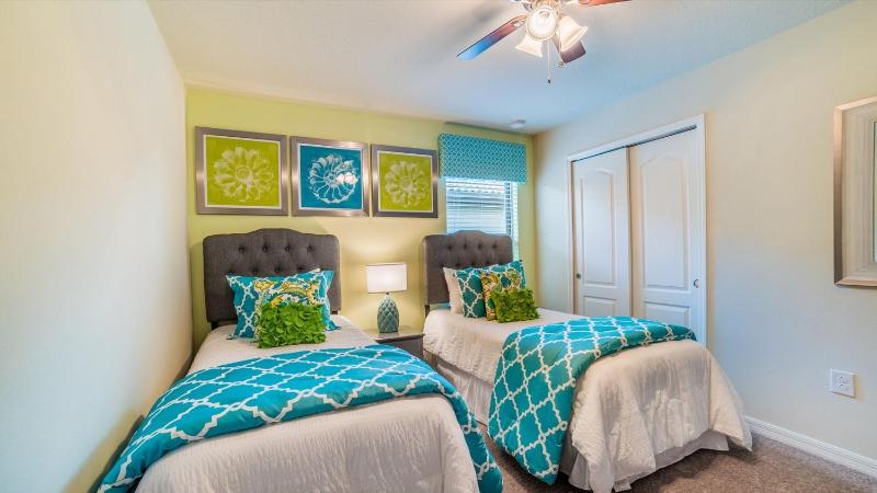 Seven-Bedroom House image 3