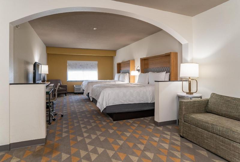 Standard Queen Room with Two Queen Beds image 3