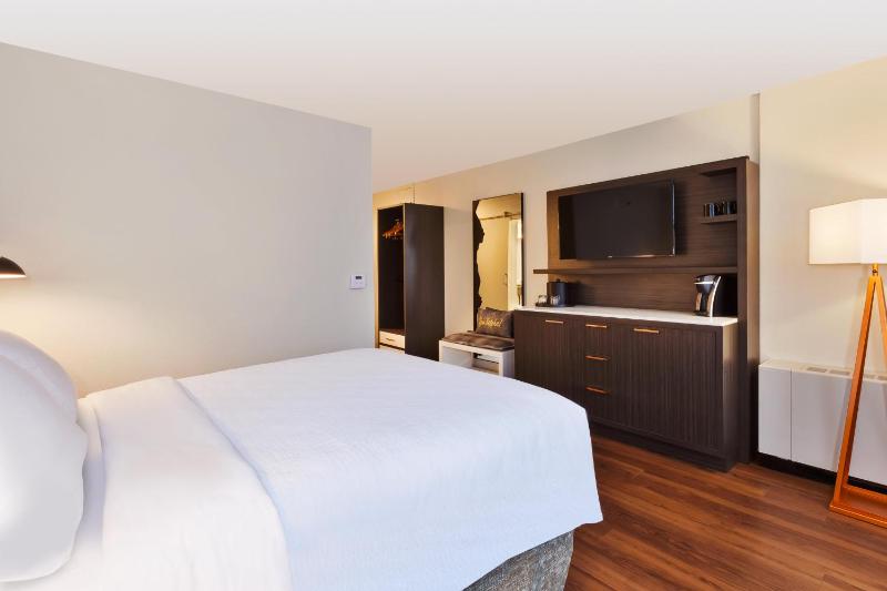 Standard Queen Room image 3