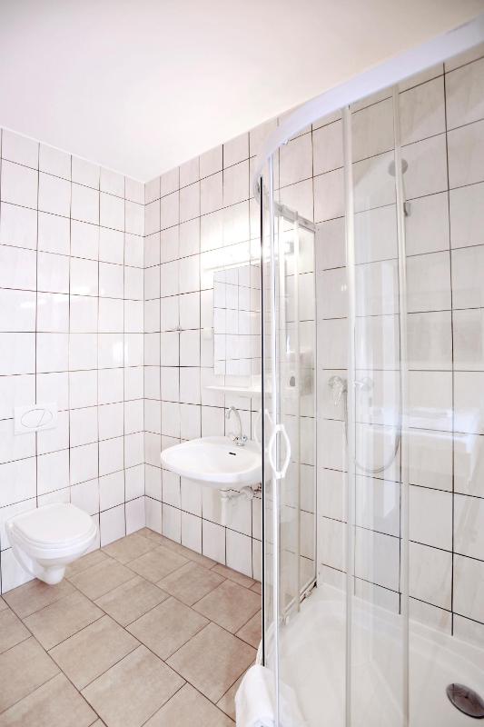Twin Room image 3