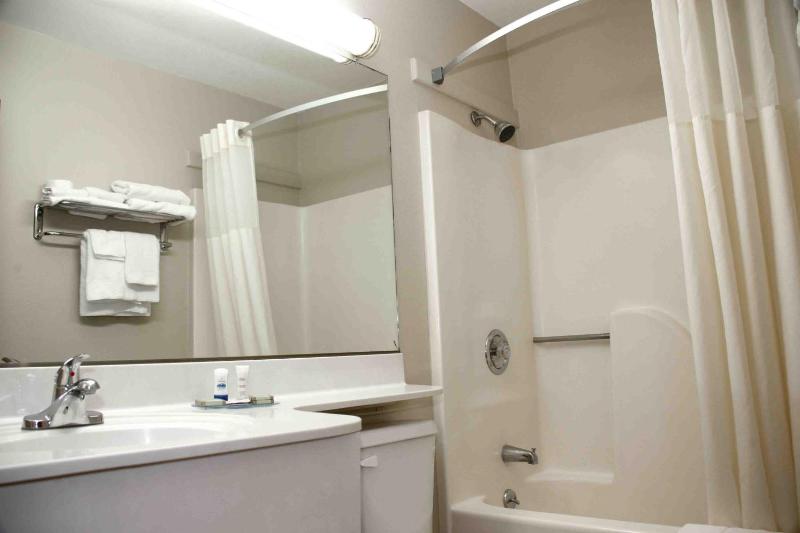 Queen Room with Two Queen Beds - Non-Smoking image 2