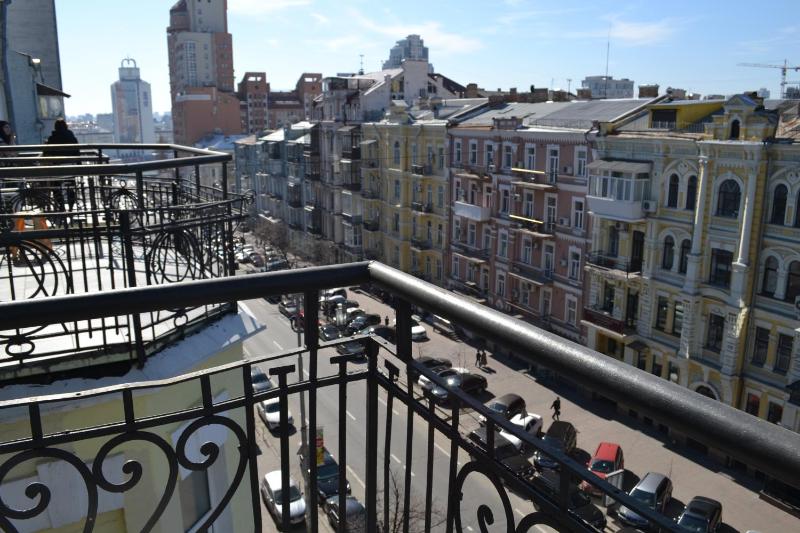 Double Room with Balcony image 4