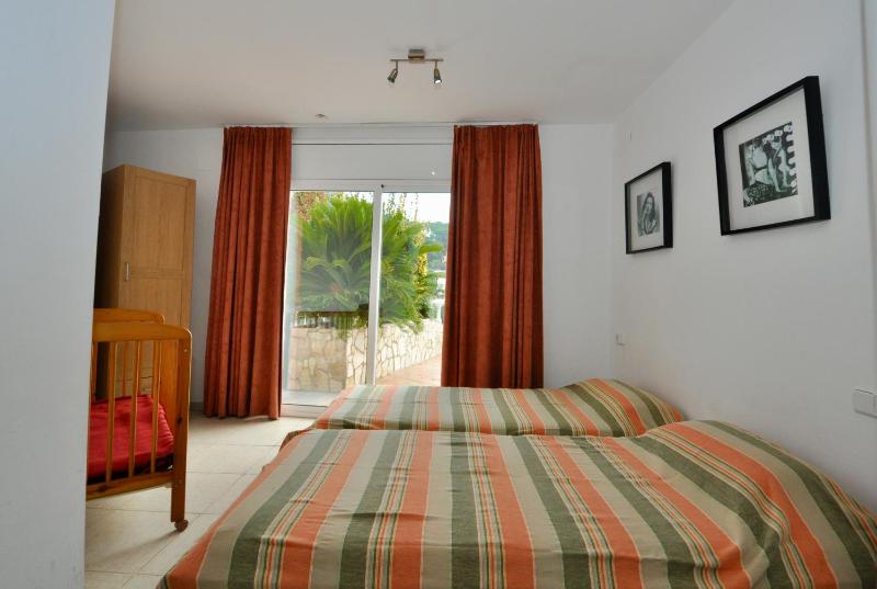Seven-Bedroom House image 2