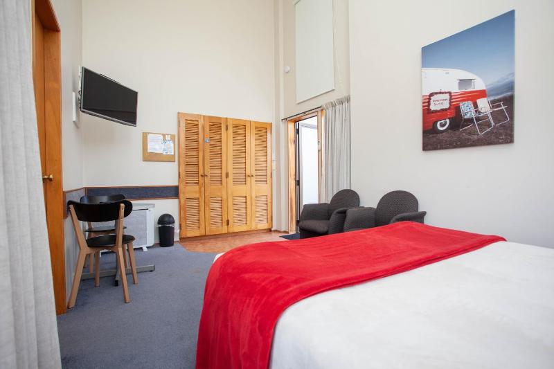 Cascades Lakefront Motel - image 12