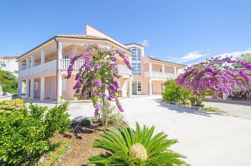 Apartments Tiho i Pave - image 18