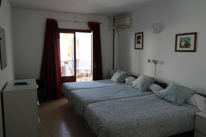 Triple Room (3 Separate beds) image 3