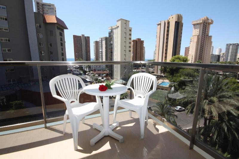 Twin Room with Pool View image 4