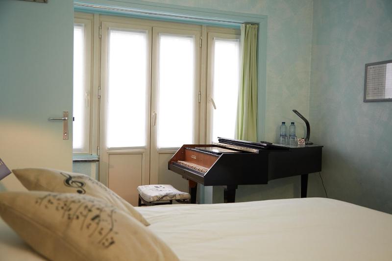 Double Room image 3