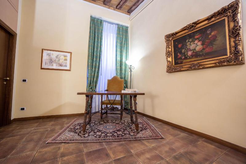 Superior King Room image 4